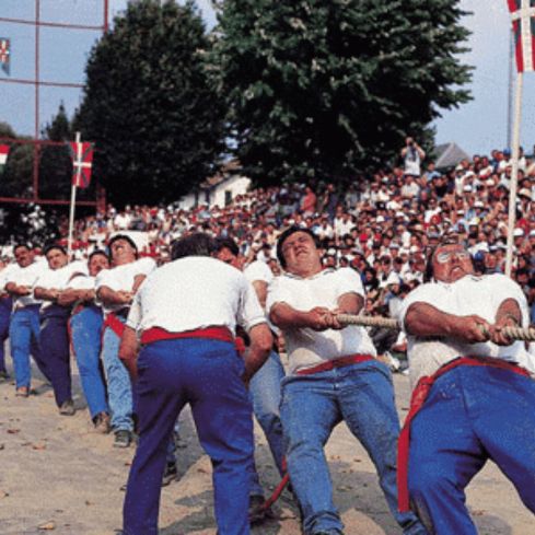 TRADICIONES VASCAS: ¡lo que necesitas saber para tocar, bailar y cantar como un vasco!