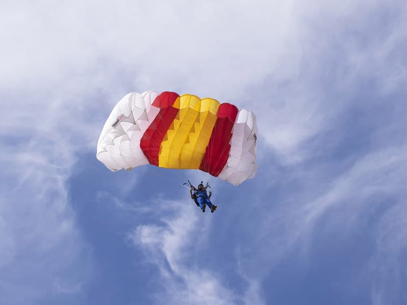 Saut en parachute, une des activités insolites à faire en Gironde
