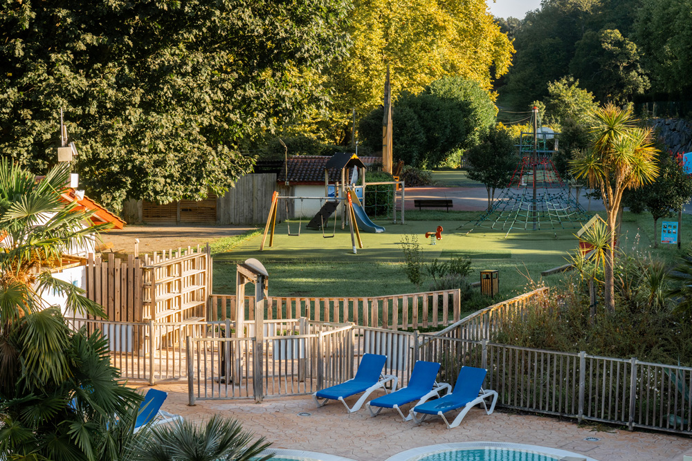 aire de jeux et piscine